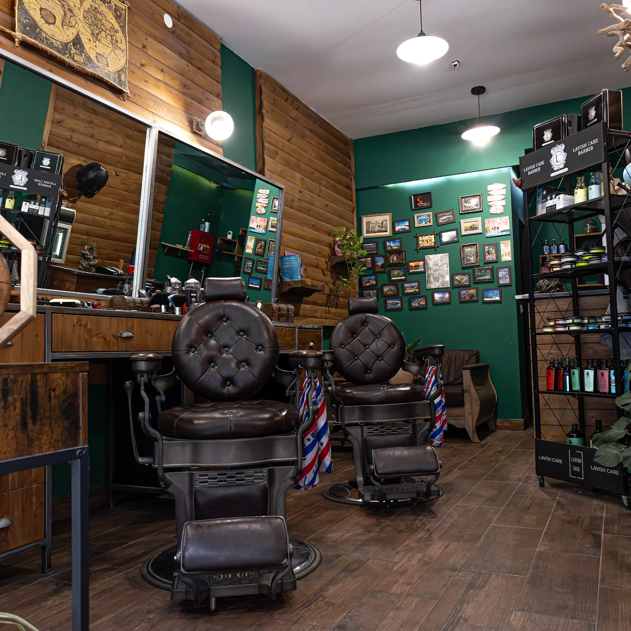 Ο χώρος του Tsaka’s Barberhood με vintage καρέκλες κουρείου και πράσινα τοιχώματα, στο κέντρο της Θεσσαλονίκης