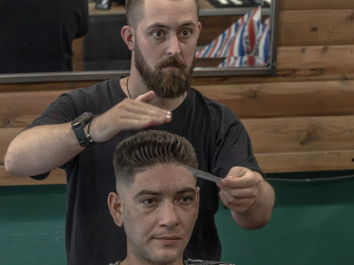 Ο Γιώργος εν ώρα δουλειάς στο Tsaka’s Barberhood