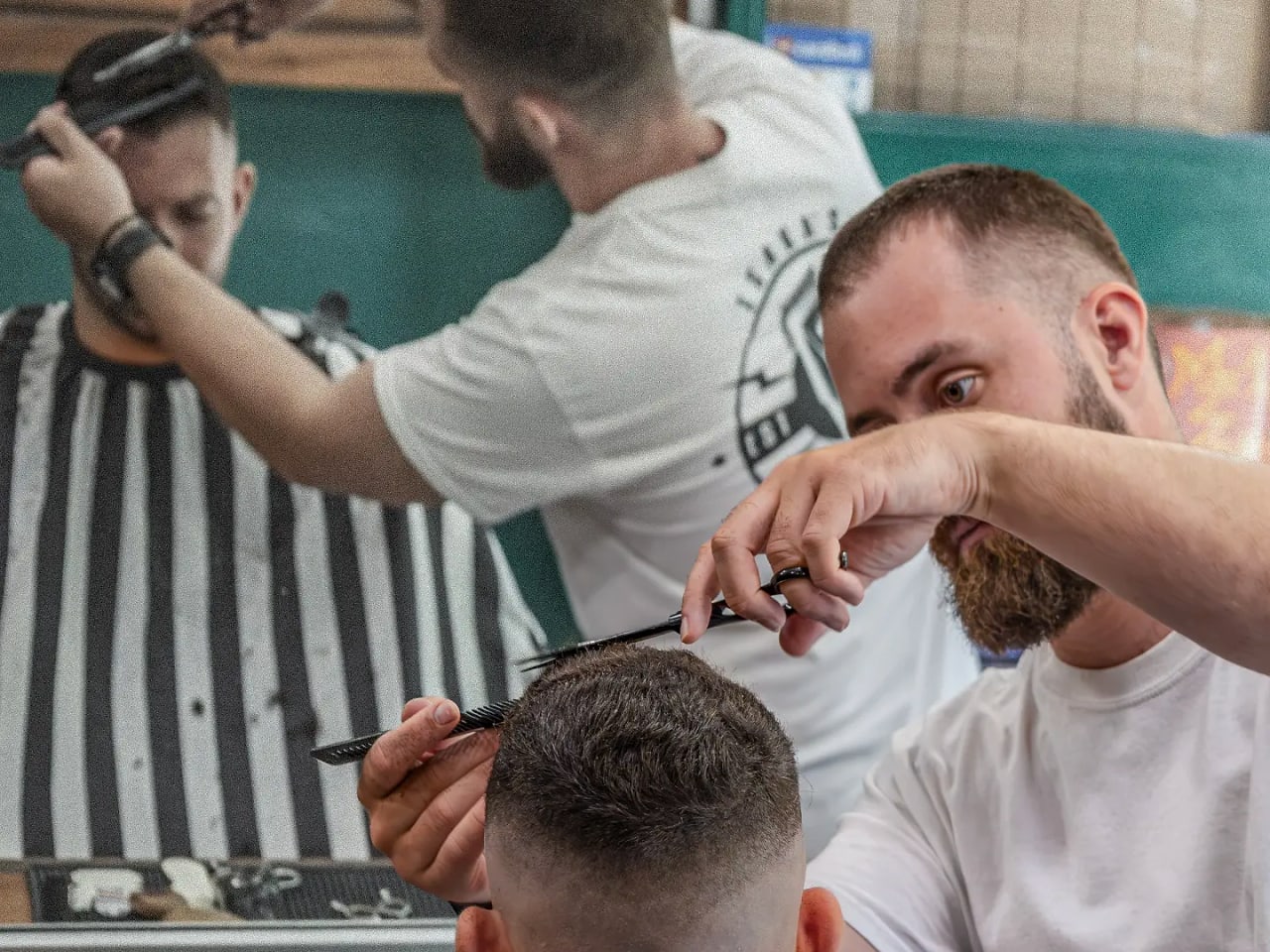 Old school μπαρμπεριά εν ώρα δουλειάς στο Tsaka’s Barberhood, στο κέντρο της Θεσσαλονίκης